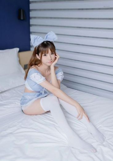穿条纹睡衣的男孩