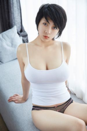 大胸女学生